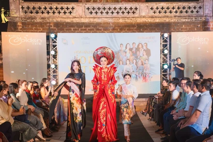 Các thí sinh trình diễn trang phục áo dài tại cuộc thi.