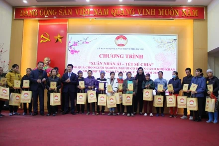 Lãnh đạo Ủy ban Mặt trận Tổ quốc Việt Nam thành phố Hà Nội trao quà Tết cho người nghèo tại Chương trình ''Xuân nhân ái - Tết sẻ chia'' do Ủy ban Mặt trận Tổ quốc Việt Nam thành phố tổ chức nhân dịp Tết Quý Mão 2023.