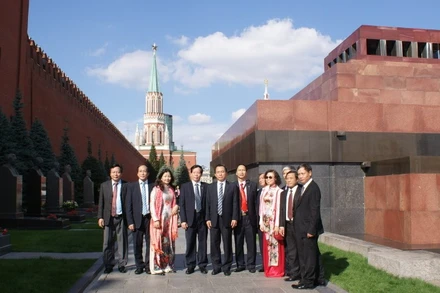 Đoàn đại biểu lãnh đạo thành phố Hà Nội thăm Quảng trường Đỏ và viếng lăng V.II.Lenin.