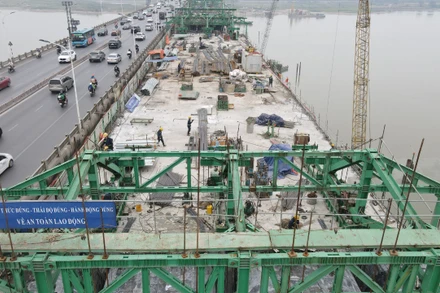 Các đơn vị đang đẩy nhanh tiến độ thi công cầu Vĩnh Tuy giai đoạn 2. (Ảnh: Nguyên Trang)