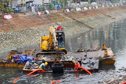 Công nhân Công ty Thoát nước Hà Nội tiến hành nạo vét bùn trên sông Tô Lịch. (Ảnh: Phong Anh)