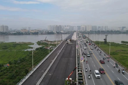 Công trình cầu Vĩnh Tuy giai đoạn 2 đang được hoàn thiện, chuẩn bị thông xe vào đầu tháng 10/2023. (Ảnh: Tuấn Lương)