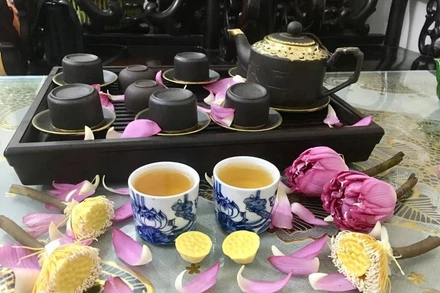 Trà sen là một thức uống thanh tao được người dân quận Tây Hồ (Hà Nội) chế biến công phu, cho giá trị kinh tế cao. (Ảnh: CHÍ DŨNG)