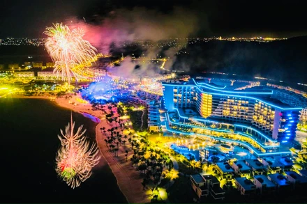 Pháo hoa đêm Lễ hội Văn hóa dân gian biển đảo Việt Nam và Khai mạc Lễ hội biển Đồ Sơn 2023 thu hút đông đảo du khách tham dự.