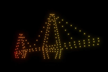 Trình diễn mô hình cầu Nhật Tân bằng các thiết bị bay không người lái.