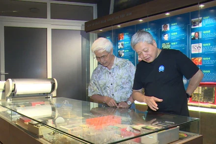 Tiến sĩ Nguyễn Chí Công (người bên phải) hướng dẫn khách tham quan bảo tàng.