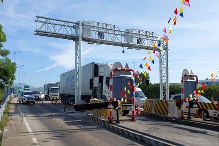 Nhiều phương tiện chờ qua làn thu phí không dừng.