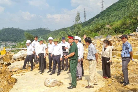 Lãnh đạo Đà Nẵng kiểm tra chỉ đạo việc khắc phục sự cố sạt lở.