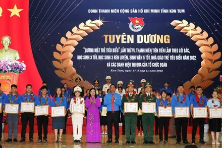 Tặng bằng khen cho các thanh niên tiêu biểu.