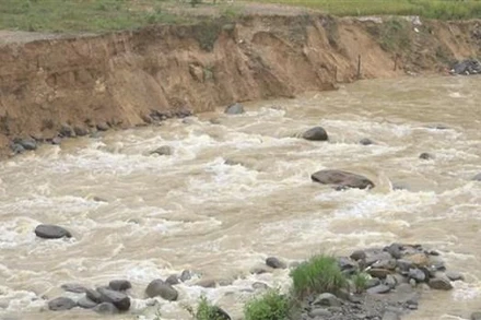 Một cháu bé trượt chân rơi xuống suối chảy xiết và bị mất tích. (Ảnh minh họa: TTXVN)