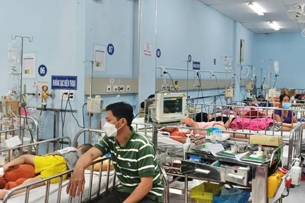 Trẻ điều trị sốt xuất huyết tại Bệnh viện Nhi đồng 1, Thành phố Hồ Chí Minh.