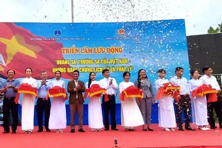 Lãnh đạo Sở Thông tin và Truyền thông tỉnh Đắk Lắk, Sở Văn hoá, Thể thao và Du lịch, Ủy ban nhân dân huyện Krông Bông cắt băng khai mạc Triển lãm.
