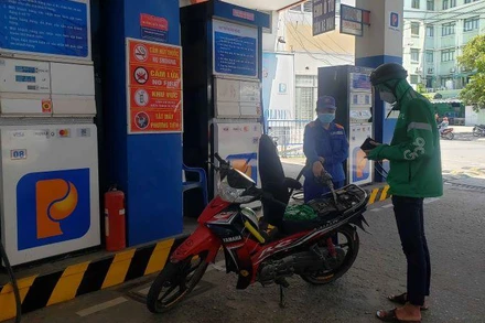 Các cửa hàng xăng dầu bảo đảm cung ứng cho người dân. (Ảnh chụp Cửa hàng xăng dầu Petrolimex 8, Đống Đa-Quang Trung, Đà Nẵng, trưa 15/9) 