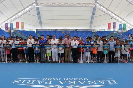Ban tổ chức chụp ảnh lưu niệm với các vận động viên.
