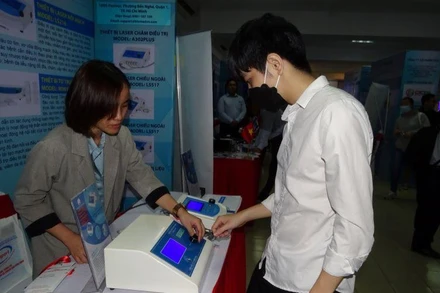 Khách tham quan Techmart chăm sóc sức khỏe cộng đồng năm 2022.