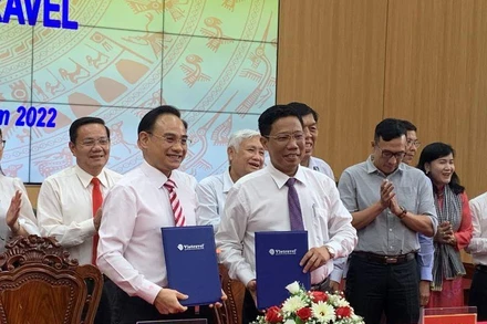 Lãnh đạo thành phố Cần Thơ và Vietravel ký kết thỏa thuận hợp tác.