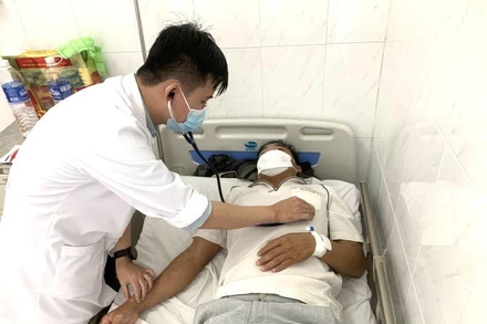 Bệnh nhân mắc sốt xuất huyết được đưa đến điều trị tại Bệnh viện đa khoa vùng Tây Nguyên.