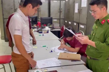 Công an Cao Bằng thi hành Lệnh bắt Nguyễn Tiến Thành vì tội mua bán hóa đơn. (Ảnh: Công an Cao Bằng cung cấp)