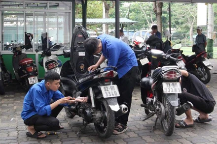 Đội SOS kiểm tra xe của sinh viên mang đến.