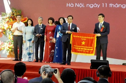 Trường đại học Ngoại thương đón nhận Cờ thi đua của Chính phủ.