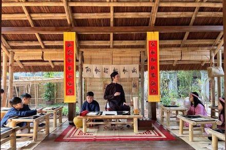 Tái hiện lại cảnh dạy học thời xưa tại di tích Văn Miếu-Quốc Tử Giám.