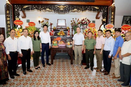 Các đại biểu, thân nhân gia đình chụp ảnh lưu niệm tại Nhà tưởng niệm Đại tá Đào Đình Bảng.