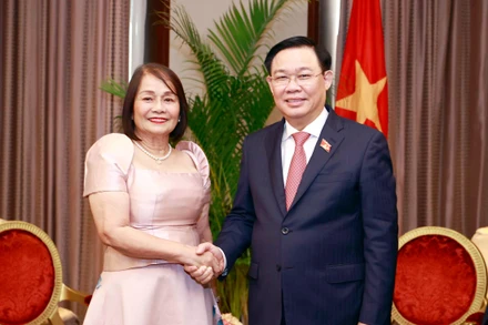 Chủ tịch Quốc hội Vương Đình Huệ tiếp bà Corazon Manalyaon, Thống đốc tỉnh Davao. (Ảnh: Doãn Tấn/TTXVN)