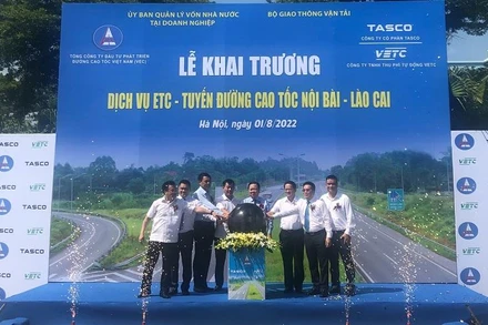 Lễ khai trương dịch vụ thu phí điện tử tự động không dừng (ETC) trên tuyến cao tốc Nội Bài-Lào Cai.
