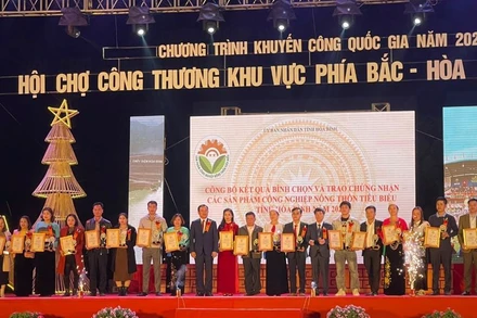 Lãnh đạo tỉnh Hòa Bình trao chứng nhận các sản phẩm công nghiệp nông thôn tiêu biểu năm 2022.