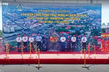 Các đại biểu thực hiện nghi thức gắn biển đường Việt Bắc giai đoạn 2 - 1 trong 2 công trình chào mừng 60 năm thành lập thành phố Thái Nguyên. 