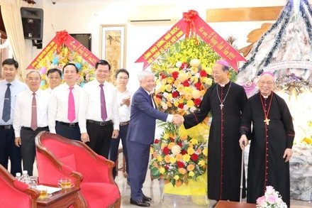 Đồng chí Đỗ Văn Chiến chúc mừng Lễ Giáng sinh năm 2022 tại Tòa Giám mục Giáo phận Xuân Lộc.