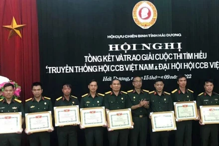 Hội Cựu chiến binh Hải Dương trao giải cho các tác giả đạt thành tích cao trong cuộc thi tìm hiểu "Truyền thống Hội Cựu chiến binh Việt Nam và Đại hội Hội Cựu chiến binh Việt Nam".