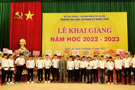 Các sinh viên xuất sắc chuyên ngành cơ khí, kỹ thuật và môi trường nhận học bổng của Toyota.