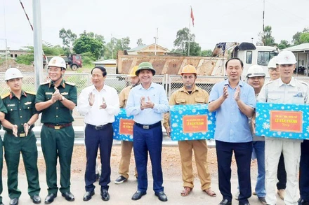 Phó Thủ tướng Lê Văn Thành, lãnh đạo Bộ Giao thông vận tải, lãnh đạo tỉnh Quảng Trị thăm, tặng quà các đơn vị thi công cao tốc Cam Lộ-La Sơn, đoạn tỉnh Quảng Trị. 