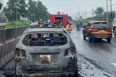 Xe ô-tô 7 chỗ bị cháy còn trơ khung sắt.