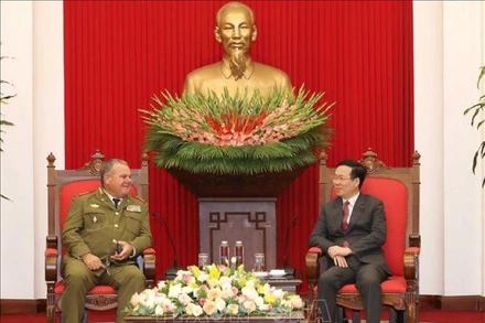 Thường trực Ban Bí thư Võ Văn Thưởng tiếp Chủ nhiệm Chính trị các lực lượng vũ trang cách mạng Cuba Víctor Rojo Ramos. (Ảnh: TTXVN)