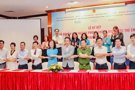 Các bộ, ngành, đoàn thể thể hiện sự cam kết tại Lễ ký kết Kế hoạch liên ngành phòng, chống đuối nước trẻ em giai đoạn 2022-2030.