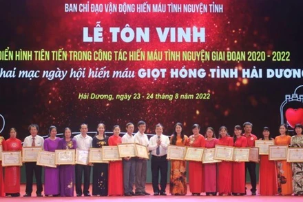 Ủy ban nhân dân tỉnh Hải Dương tôn vinh các tập thể, cá nhân điển hình trong công tác hiến máu tình nguyện.