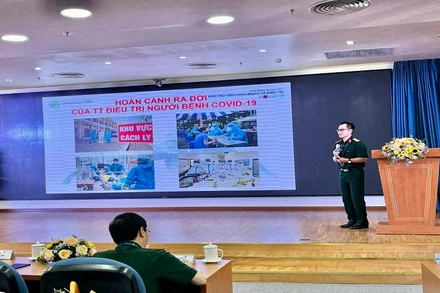 Đại diện Bệnh viện Quân y 175 báo cáo kết quả 1 năm thu dung, điều trị người bệnh Covid-19.