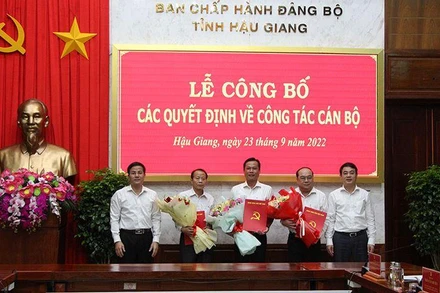 Trao quyết định cho các cán bộ.