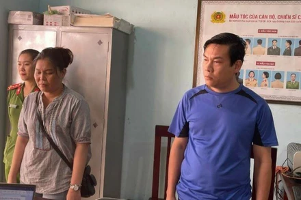 Đối tượng Mai (bên trái) và Chung tại Cơ quan điều tra Công an tỉnh Gia Lai. (Ảnh: Công an Gia Lai cung cấp)