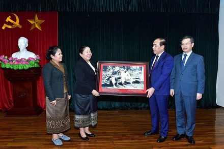 Lãnh đạo tỉnh Tuyên Quang tặng quà Đoàn công tác Ban tổ chức Trung ương Đảng Nhân dân cách mạng Lào.