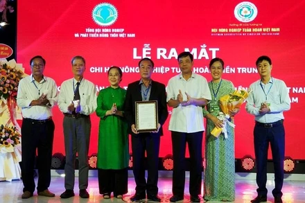 Tại lễ ra mắt thành lập Chi hội Nông nghiệp tuần hoàn khu vực miền trung. (Ảnh: HN)