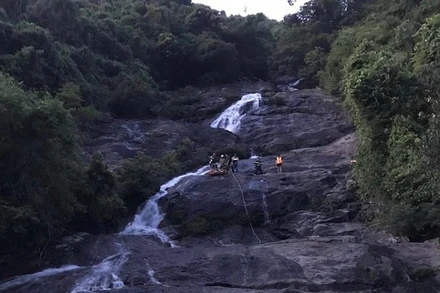 Lực lượng chức năng đưa thi thể nạn nhân ra khỏi hiện trường.