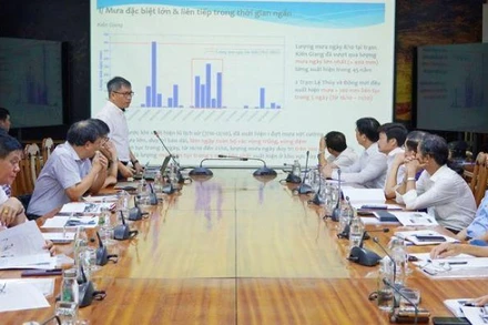 Đại diện nhóm nghiên cứu Trường đại học Thủy lợi báo cáo các giải pháp tăng khả năng thoát lũ.