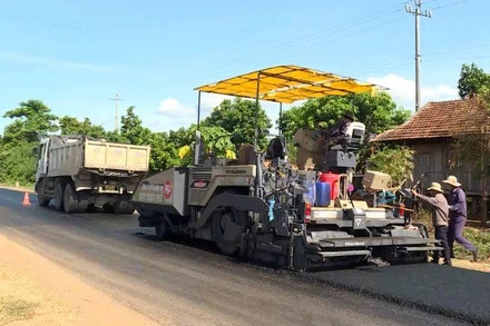 Thảm bê-tông nhựa trên các tuyến quốc lộ qua tỉnh Phú Yên.
