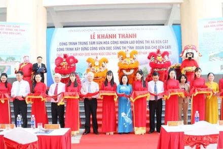 Nghi thức cắt băng khánh thành công trình.
