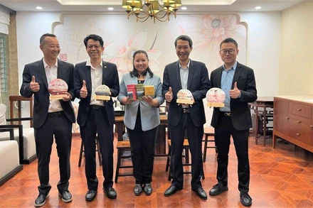 Tổng lãnh sự Việt Nam Nguyễn Trung Hiếu, Tổng Lãnh sự Lào Manila Sombandith, Tổng Lãnh sự Myanmar Thaw Tar Aung và Tổng Giám đốc Khu vực Tây Nam Tập đoàn Sunwah Hồng Kông (Trung Quốc) Wang Jin giới thiệu các sản phẩm chè cổ thụ nổi tiếng của mỗi nước.