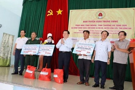 Đồng chí Nguyễn Trọng Nghĩa trao tặng 3 căn nhà tình nghĩa cho các hộ dân xã Mã Đà, huyện Vĩnh Cửu, tỉnh Đồng Nai.