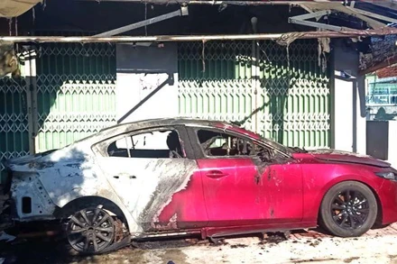 Chiếc xe ô-tô bị cháy trong đêm chưa rõ nguyên nhân.